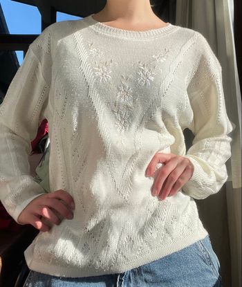 Pull blanc crème avec broderie fleurie 