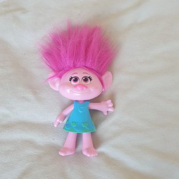 figurine poupée  Poppie, les Trolls, en très bon état, robe qui s'enlève. hauteur environ 20cm