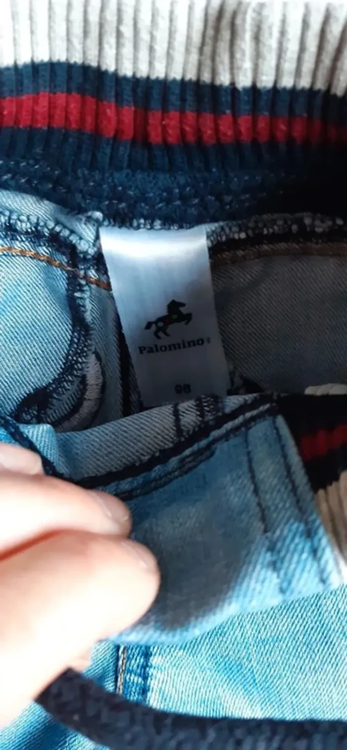 Pantalon jeans c&a 98 cm (3 ans) bleu clair motif chien en parfait état - photo numéro 3