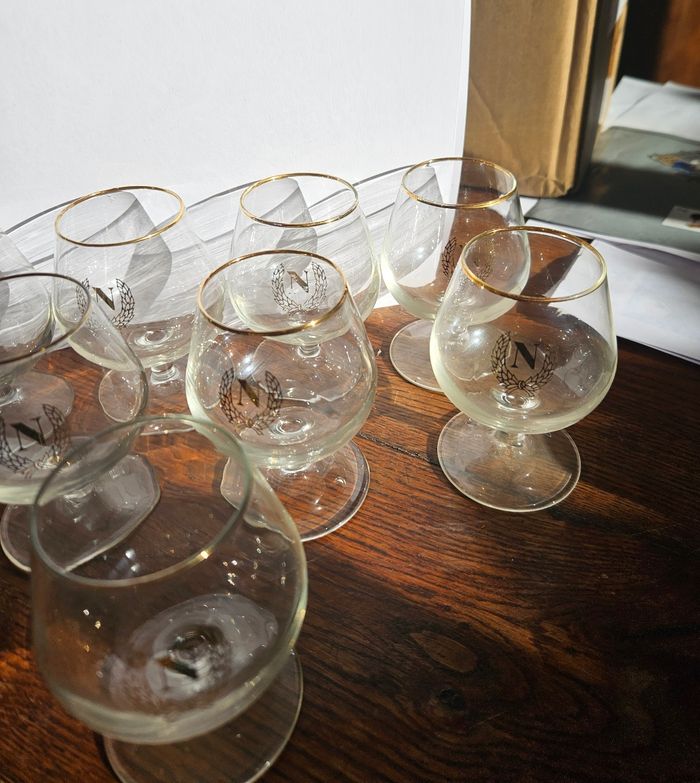 Lot de 8 verres à cognac Napoléon dorés – vintage bar chic - photo numéro 4