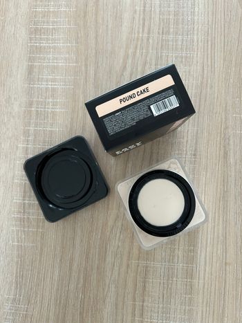 Poudre compact Huda beauty - teinte pound cake