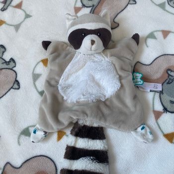 Doudou raton laveur kaloo plat