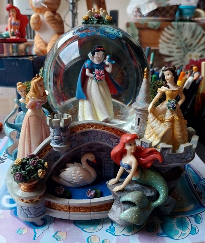 Snowglobe disney disneyland Paris musical princesses - photo numéro 1