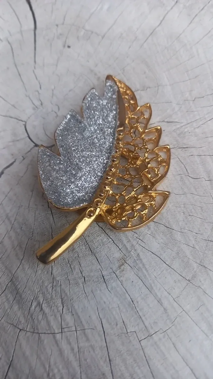 Broche vintage dorée foulard