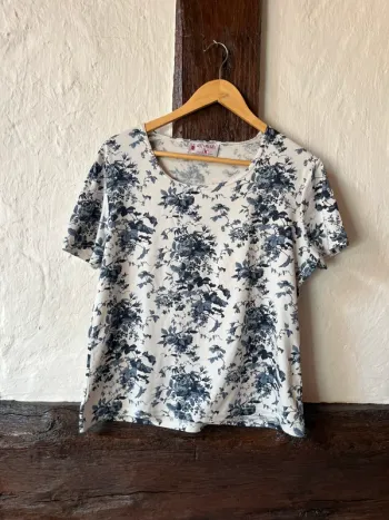 T-shirt fleuri Affinités by Armand Thiery 🌸