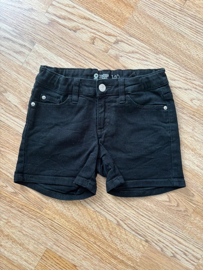 Short fille