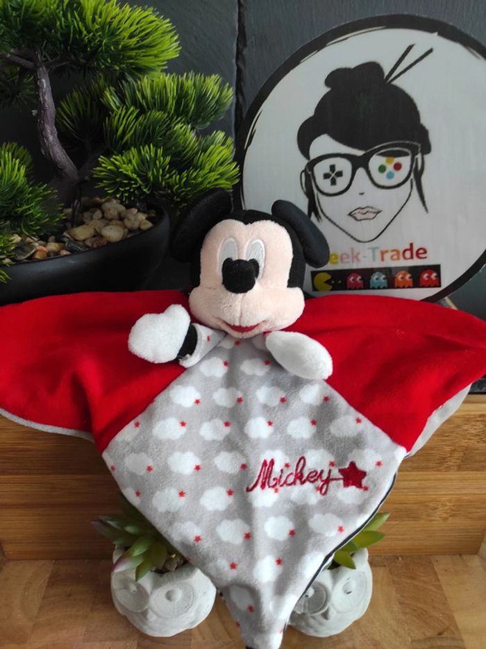 Doudou Mickey Disney Étoile Nuage Rouge Gris Rayure Nicotoy #geektradedoudou