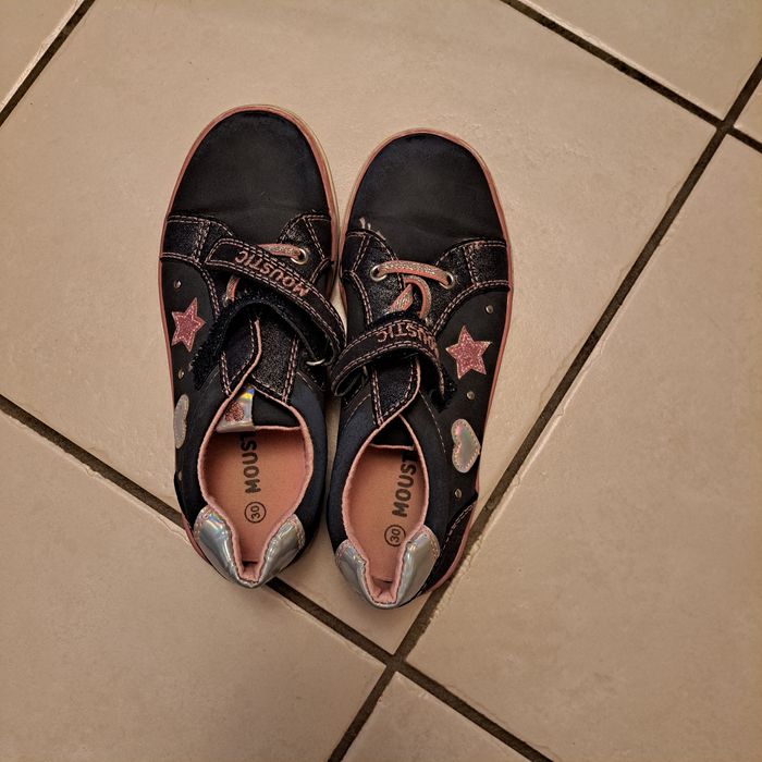 Vend  chaussures taille 30 mise tout les jours pour l'école