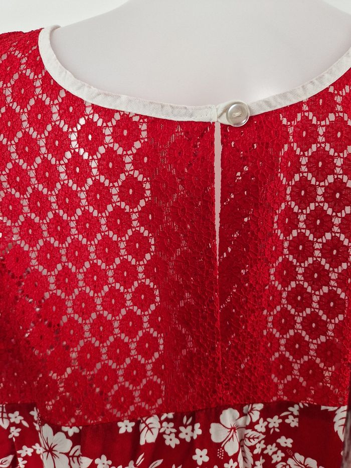 Robe polynésienne rouge a fleurs blanche à définitions dentelle - photo numéro 5
