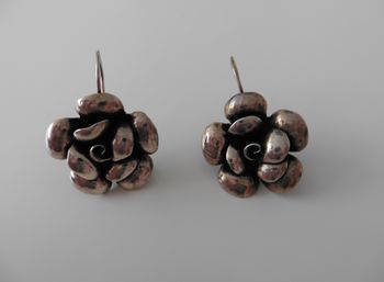 Boucles d'oreilles pendantes en argent. Forme fleur