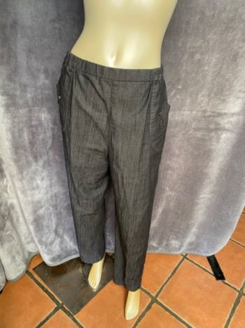 Pantalon gris avec deux boutons sur les poches taille 3