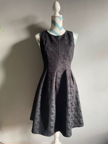 Robe élégante noire avec détails en dentelle