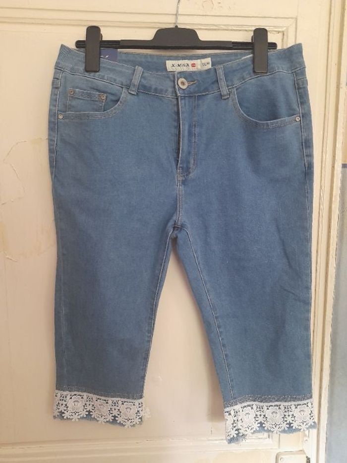 Pantacourt en jean bleu, brodé et strassé, marque X-MAX, taille 44