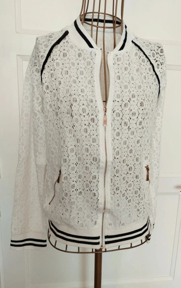 🤍 Veste Blanche Légère en Dentelle à Rayures Noires – Taille L/40 – Très Bon État - photo numéro 2
