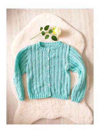 Gilet turquoise tricoté main en maille ajourée et torsades style rétro coquette vintage