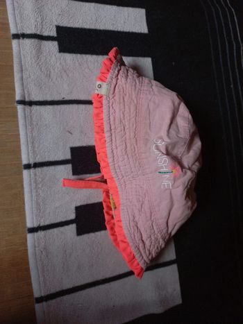 Beau chapeau 2ble sens avec attaches 6 à 18 mois