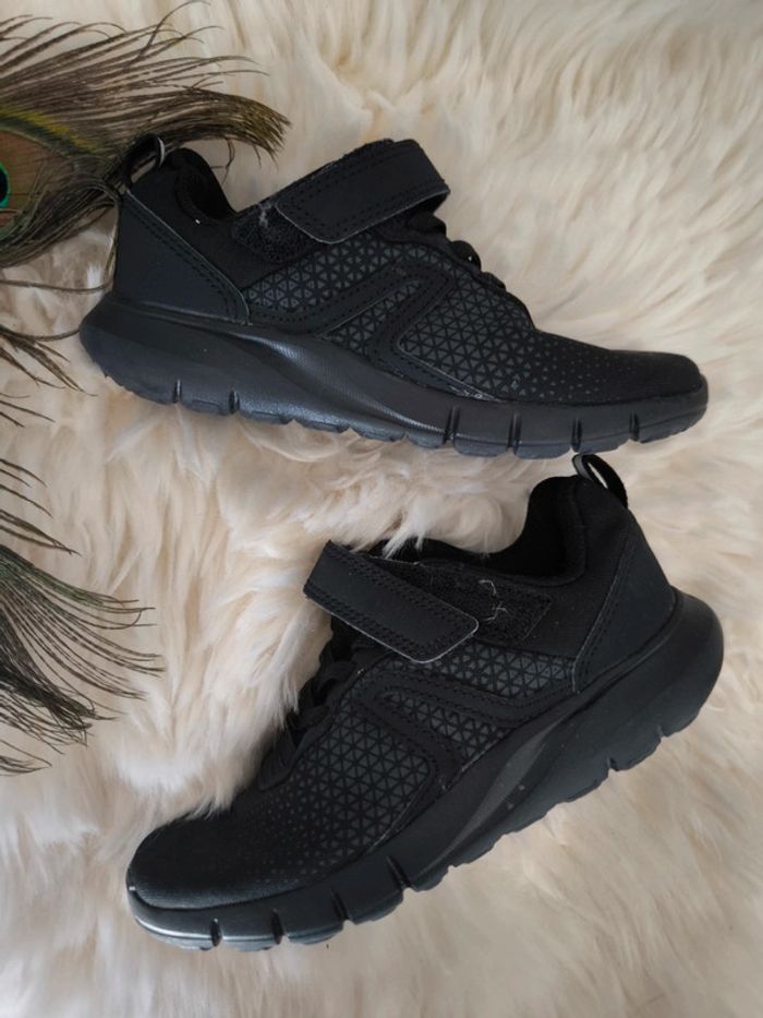 🖤 Paire de baskets de sports légères New Feel pointure 30 🖤