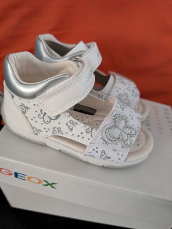 Sandales d'été fille. Taille 24. Doublure en cuir tout doux. Neuf. Geox 