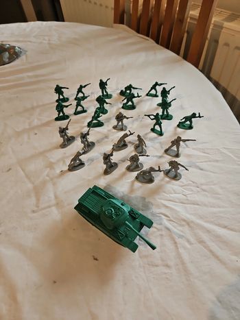 Lot 25 petits soldats en plastique