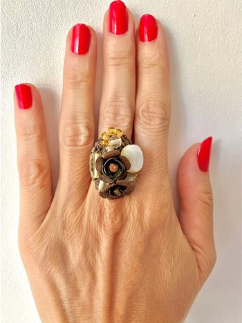 Bague ajustable style baroque avec fleurs, pierres et perles