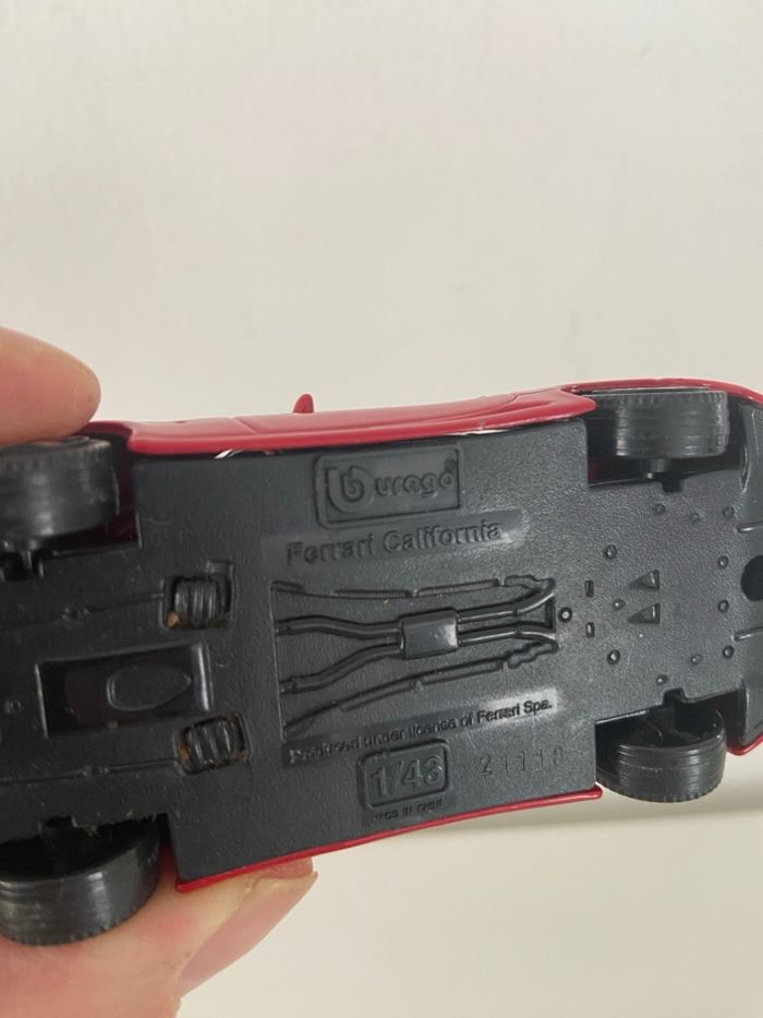 Ferrari California Rouge Décapotable - Miniature Bburago 1/43 (Die-Cast) - photo numéro 7