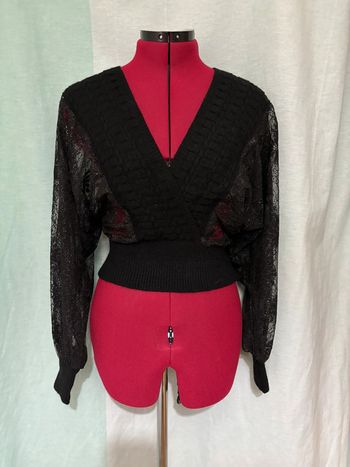 Superbe pull noir avec manches en dentelle décolleté