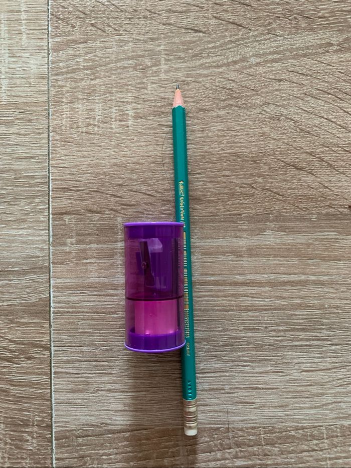 Taille crayon à réservoir et gomme intégrée + 1 crayon à papier HB Bic