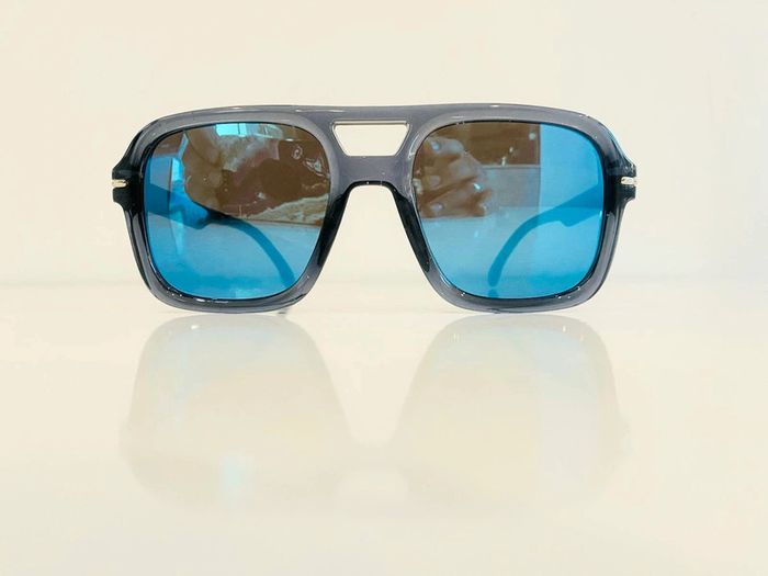 Lunette de soleil homme grise et noire verres bleus miroités uv protection catégorie 3 - photo numéro 2