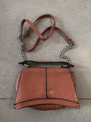 Sac à main et bandoulière Primark, bon état mais une petite trace à l'avant  19x12cm