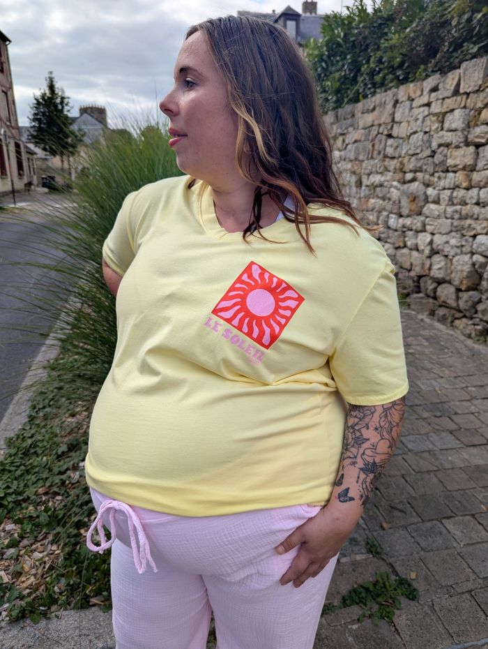 T-shirt Le soleil jaune corail rose
TU - photo numéro 3