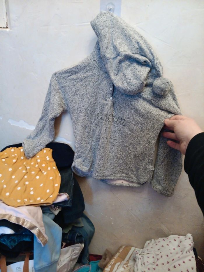 Sweat 36 mois kiabi avec capuche et pompon