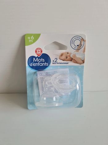 Paquet neuf de 2 tétines silicone, bout physiologique, débit normal, + 6 mois