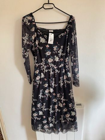 Robe mi-longue à motifs fleuris et étiquette • Pimkie • Taille S