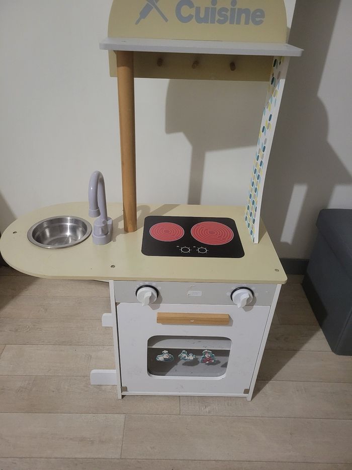 Cuisinière en bois avec accessoires