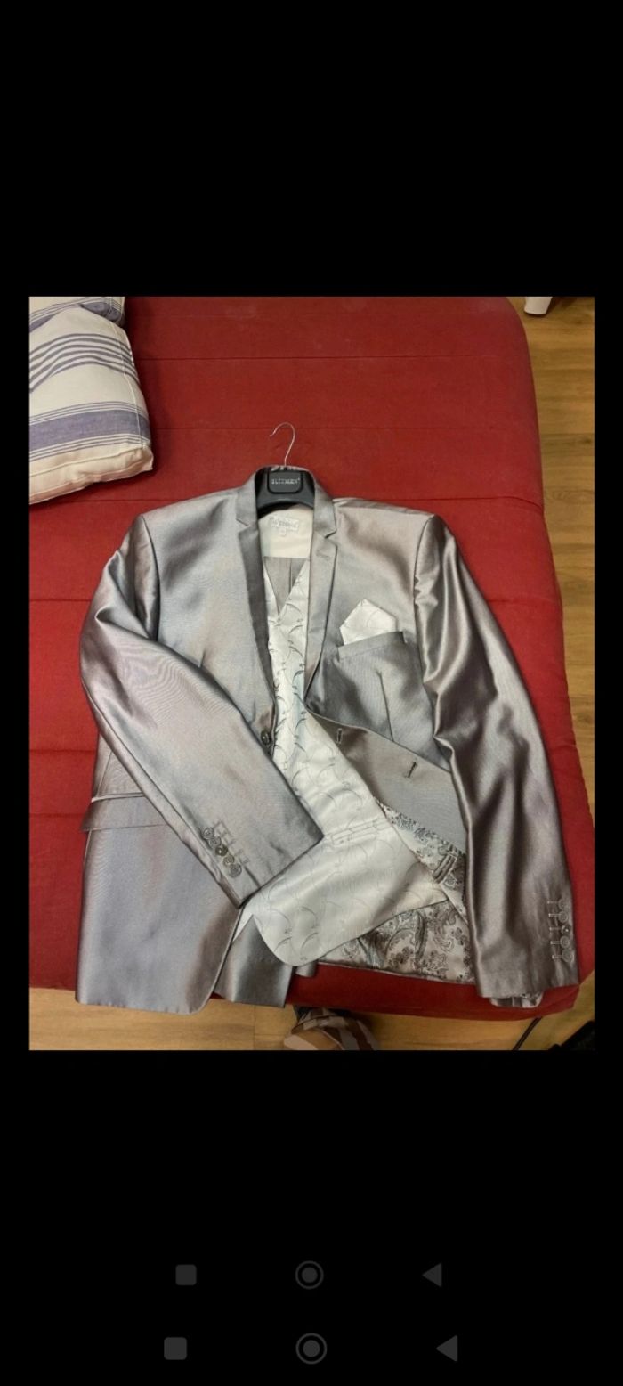 Beau costume de la marque Oscar couleur argent.