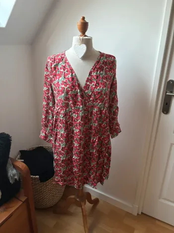 Superbe robe très légère en Viscose rouge crème et vert - An’ge - T38