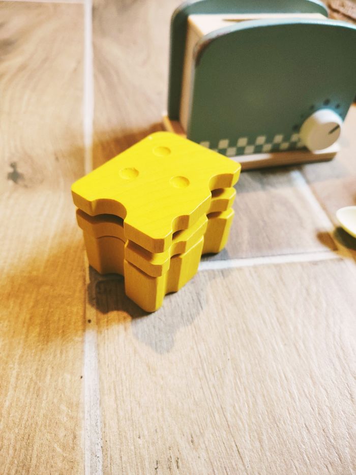 🍞 Jeu d'imitation - Dinette en bois et plastique grille pain avec aliments petit déjeuner - photo numéro 4