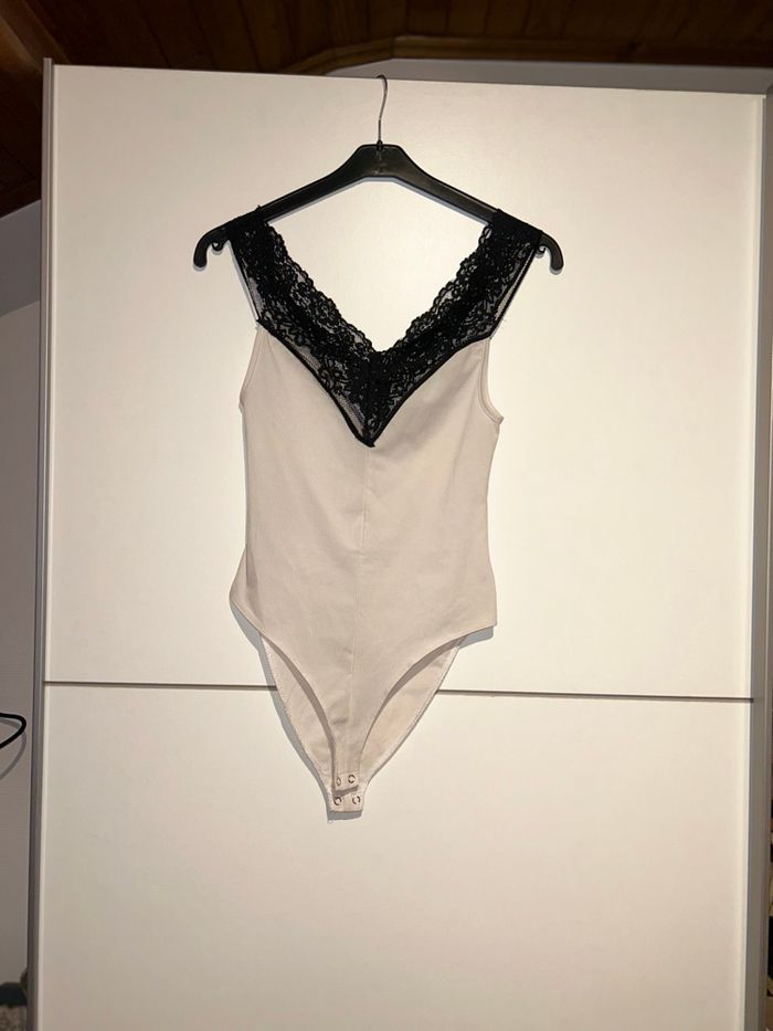 Body blanc avec dentelle noire Zara Trafaluc – taille S – très bon état