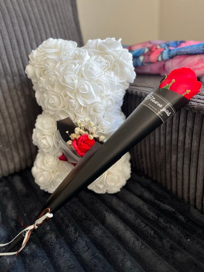 Ours en fleurs de rose blanc avec une fleur rouge - photo numéro 3