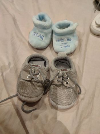 Une paire de chaussons et une paire de basket 17