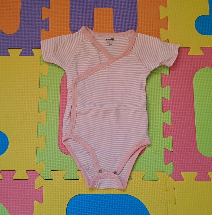 Body manches courtes corail rose rayures, kiabi, taille 9 mois (69/72 cm)