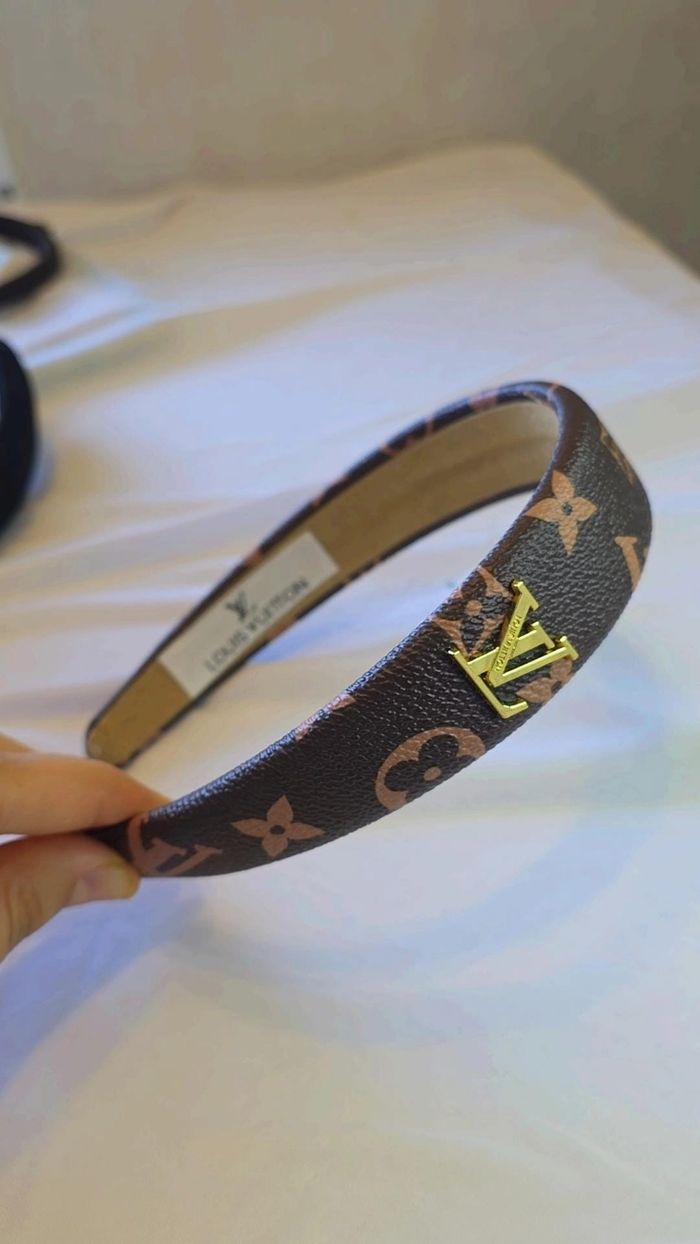 un accessoire de tête élégant et intemporel qui apporte une touche couture à n'importe quelle tenue. - photo numéro 3