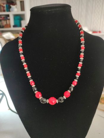 Collier rouge et noir vintage