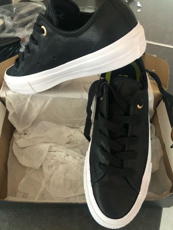 Converse en cuir pointure 36 neuve dans la boite