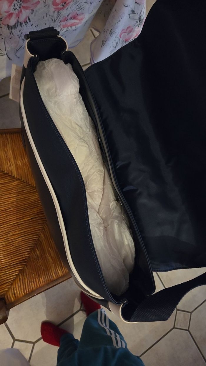 Saccoche Lacoste - photo numéro 3