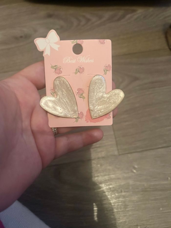 Boucles d’oreilles pour NEUVES avec étiquette femme en forme de cœurs 🤍 couleur blanc nacré - photo numéro 2