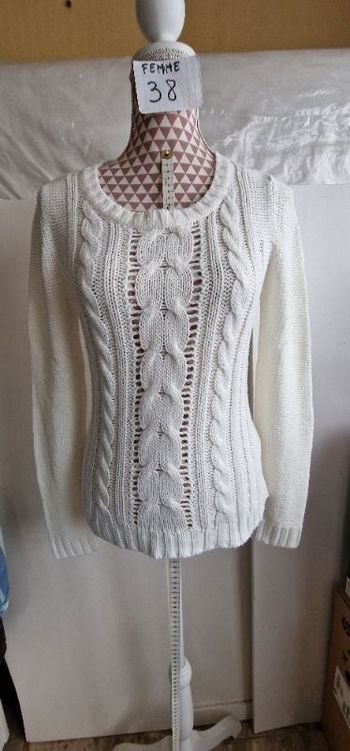 Pull, blanc cassé, en très très bon état, en acrylique, longueur 60cm, largeur d'épaule 35cm