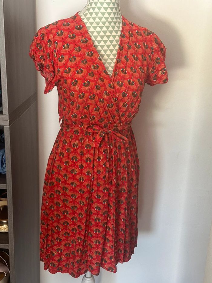 Robe rouge motifs