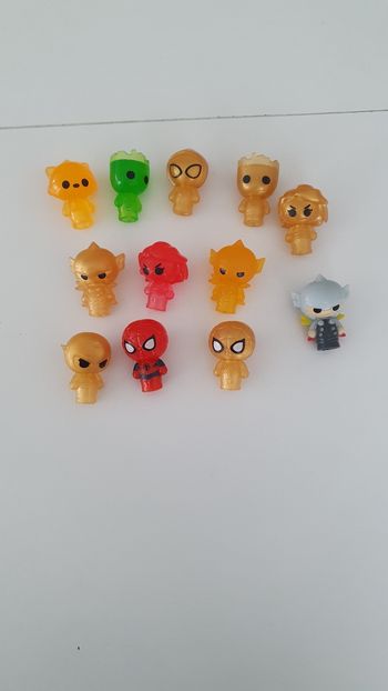 12 figurines Marvel