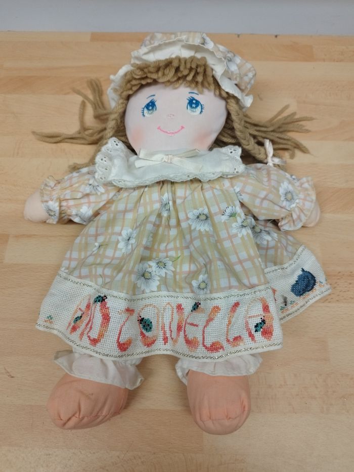 Poupée vintage Dolly Mine 1987 – 33 cm – Well Made Toy Corp – robe fleurie